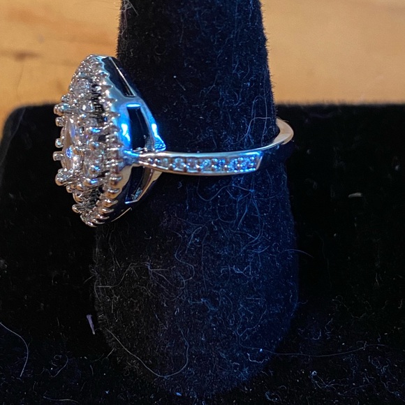 Stunning Marquee Shaped Sapphire Ring - Picture 2 of 2